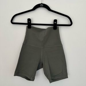 LULULEMON - ALIGN SHORT 6”